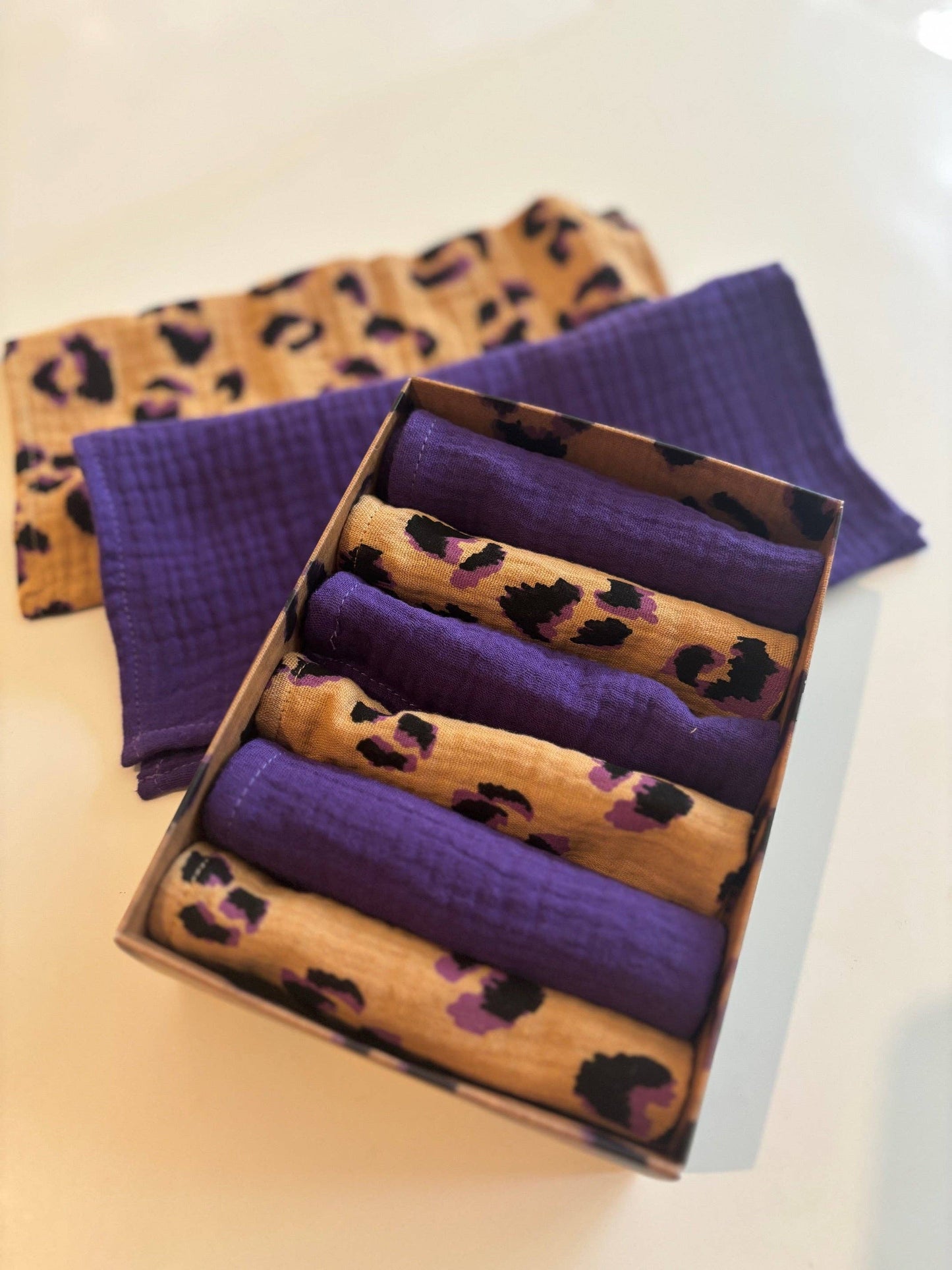 Coffret de 6 serviettes de table en double gaze de coton modèle Petite Léopard Violet fabriquées en France