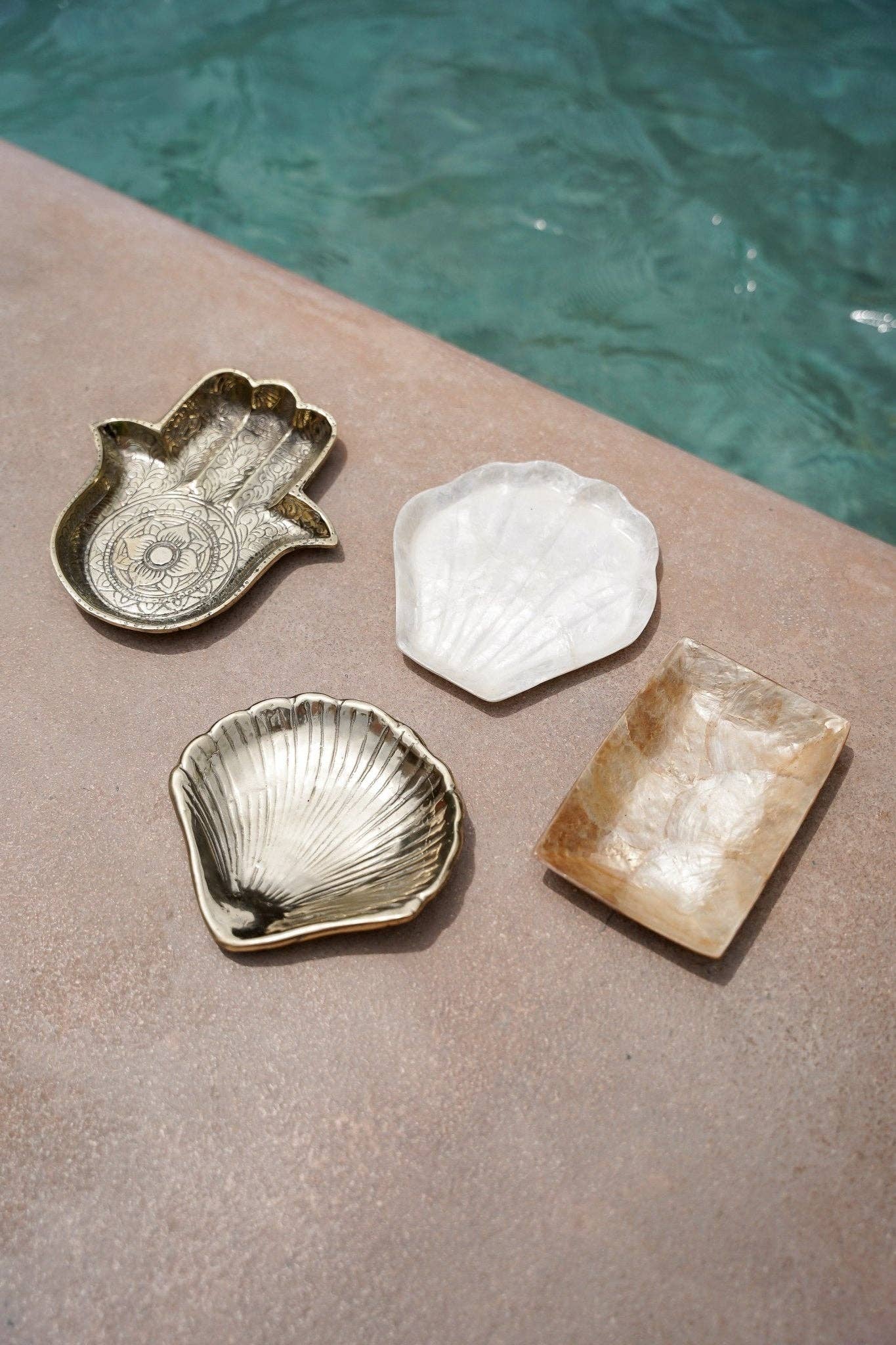Assiette en laiton The Shell — Hippie Monkey - 2024