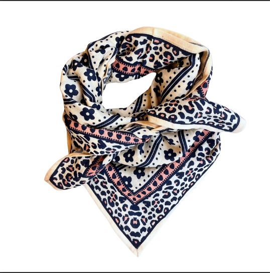 Foulard léopard - Mon grand indispensable flower pink