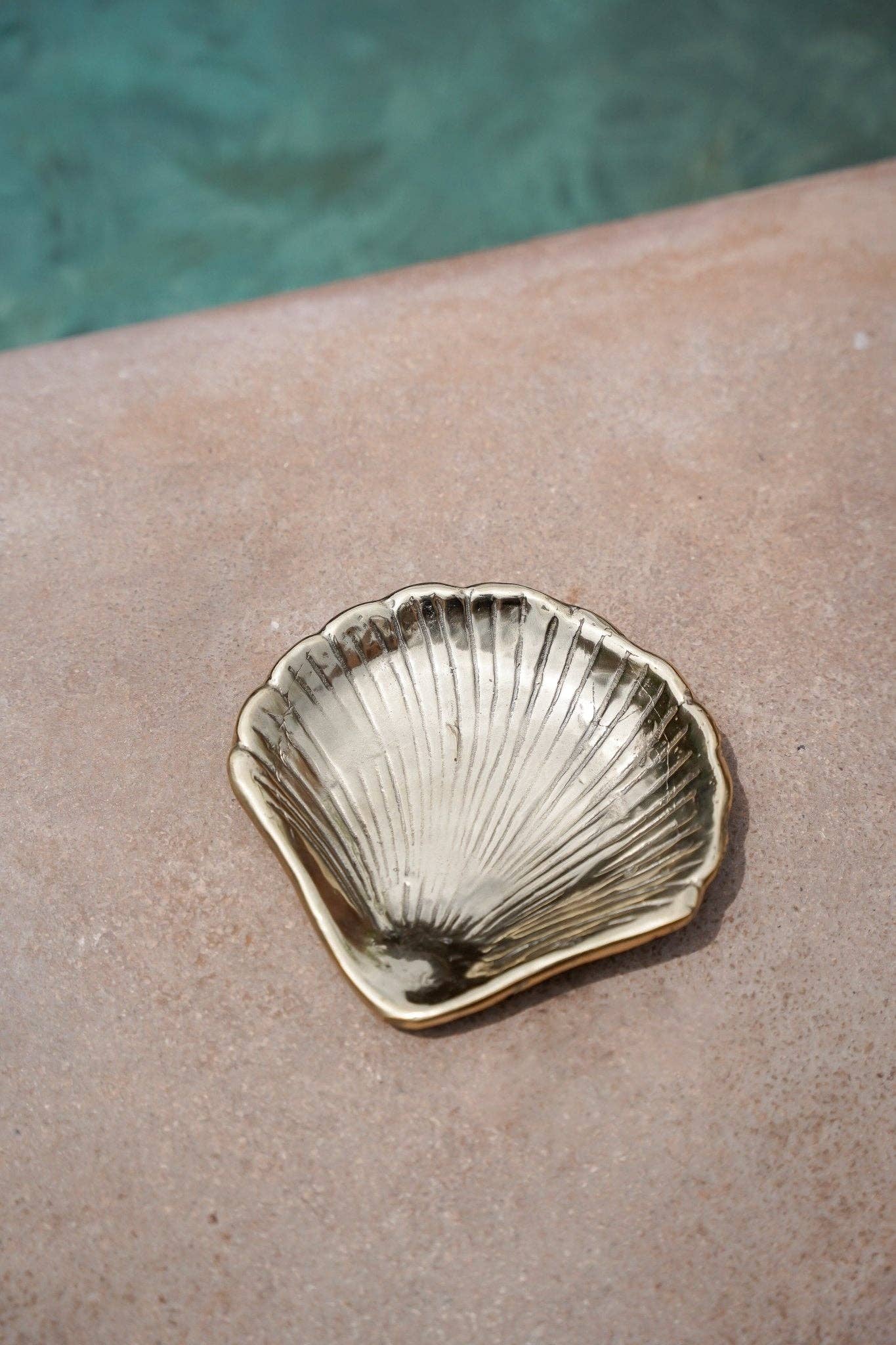 Assiette en laiton The Shell — Hippie Monkey - 2024