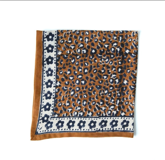 Foulard léopard- Mon grand indispensable Léo brown