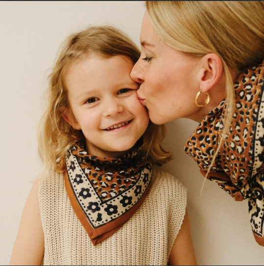 Foulard léopard- Mon grand indispensable Léo brown