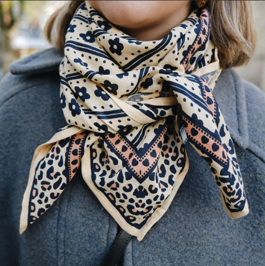 Foulard léopard - Mon grand indispensable flower pink