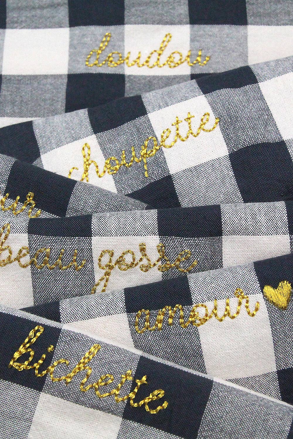 Serviettes de table à carreaux vichy et broderies: Mama