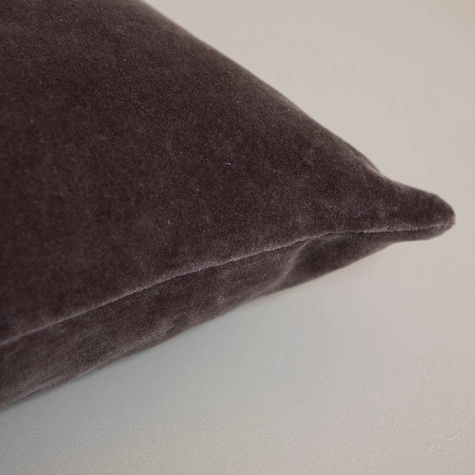 Coussin en velours uni taupe 50x50