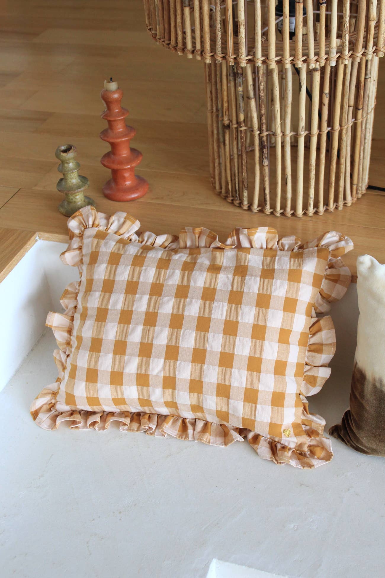 Coussin rectangulaire en tissu vichy avec volant et broderie: Argile