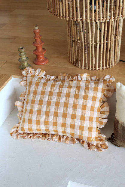 Coussin rectangulaire en tissu vichy avec volant et broderie: Argile