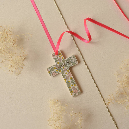 Croix Murale Lily: Amour