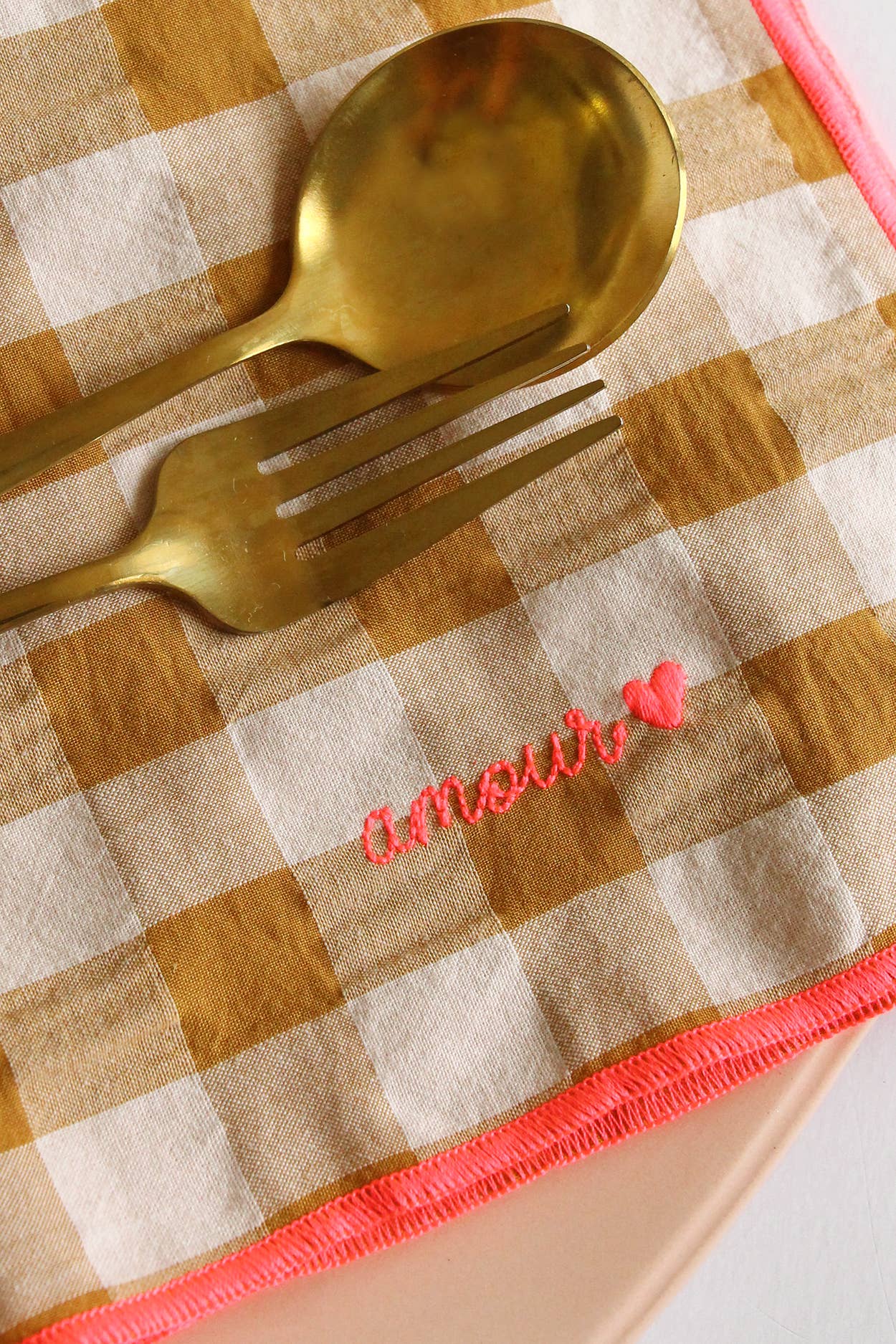 Serviettes de table à carreaux vichy et broderies: Mama