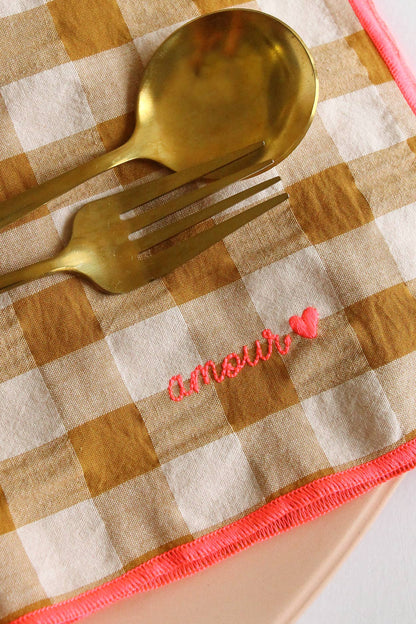 Serviettes de table à carreaux vichy et broderies: Mama