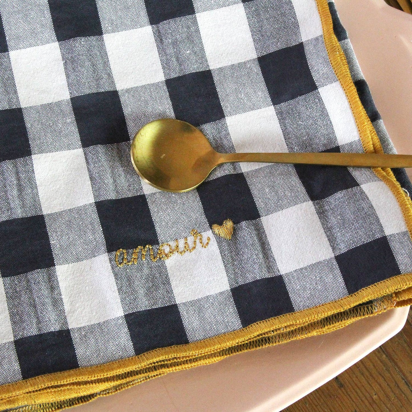 Serviettes de table à carreaux vichy et broderies: Mama