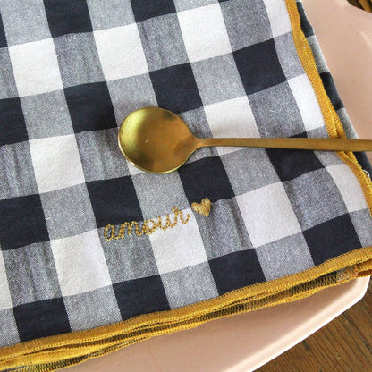 Serviettes de table à carreaux vichy et broderies: Mama