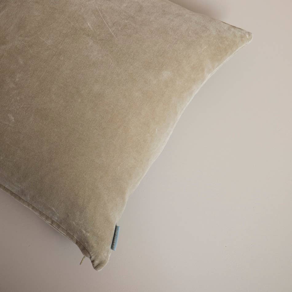 Coussin en velours uni vert sauge 50x50