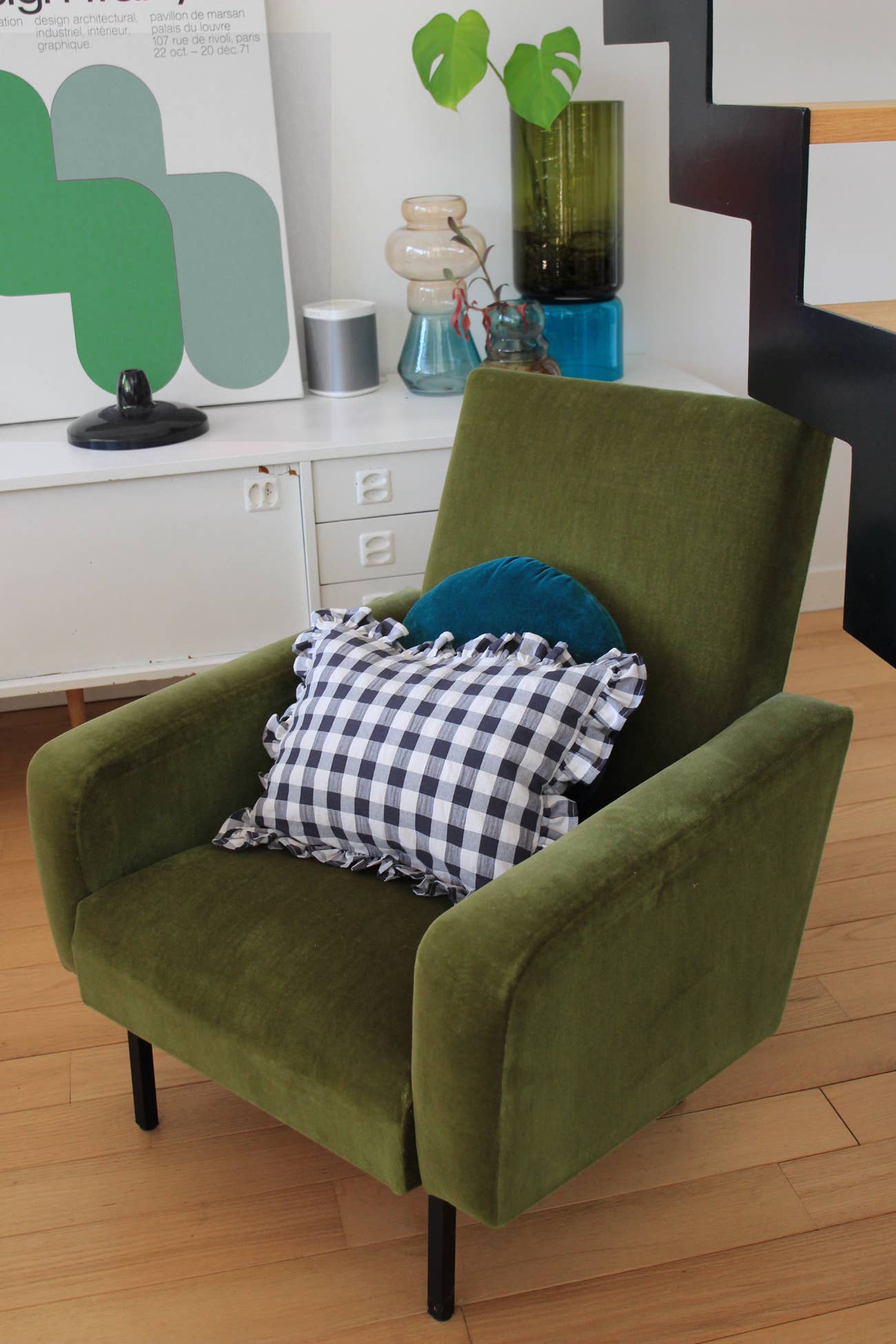Coussin rectangulaire en tissu vichy avec volant et broderie: Macaron