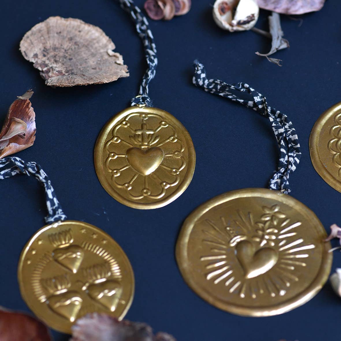 Médaillons ex-votos laiton à suspendre assortis