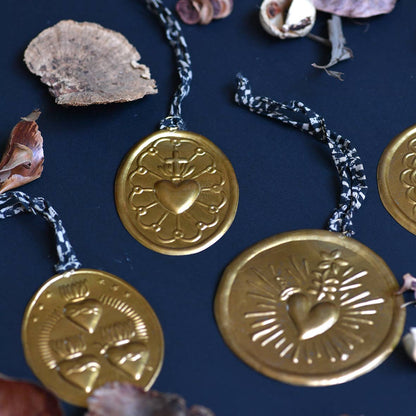 Médaillons ex-votos laiton à suspendre assortis