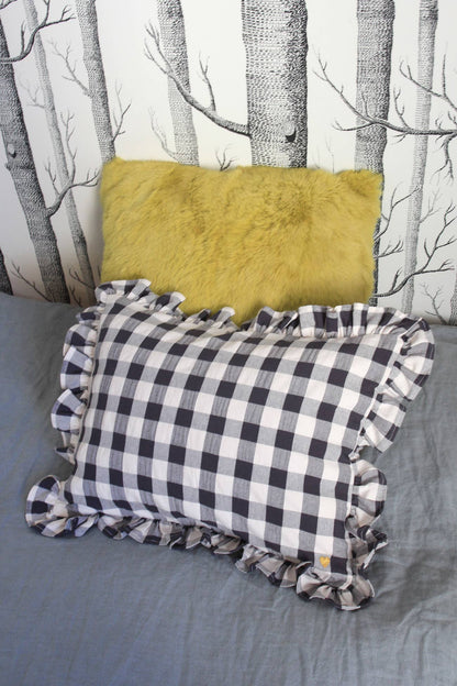 Coussin rectangulaire en tissu vichy avec volant et broderie: Argile