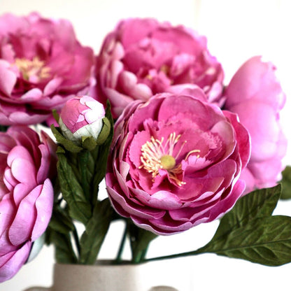 Grande pivoine en papier rose foncé