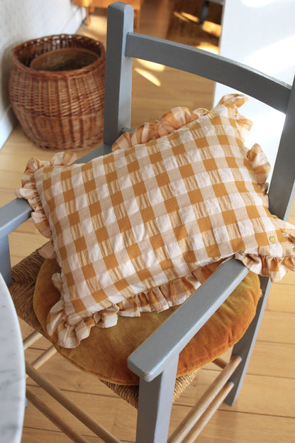 Coussin rectangulaire en tissu vichy avec volant et broderie: Macaron