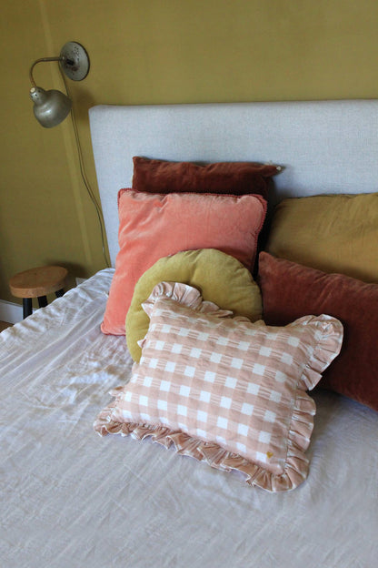 Coussin rectangulaire en tissu vichy avec volant et broderie: Argile