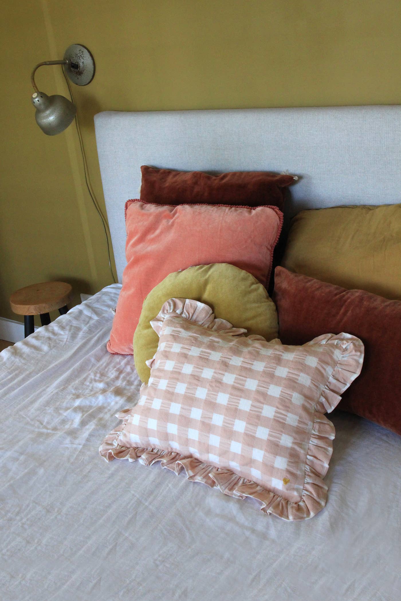 Coussin rectangulaire en tissu vichy avec volant et broderie: Macaron