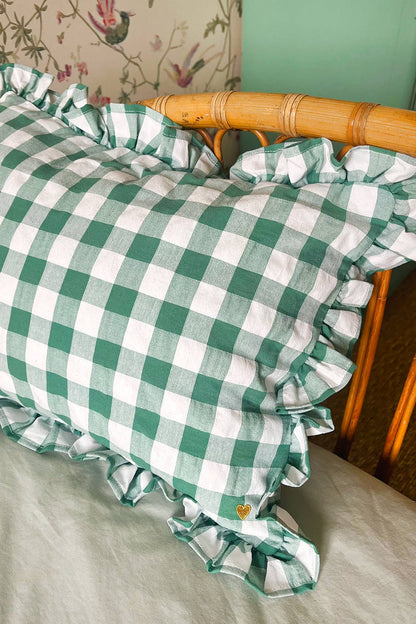 Coussin rectangulaire en tissu vichy avec volant et broderie: Argile
