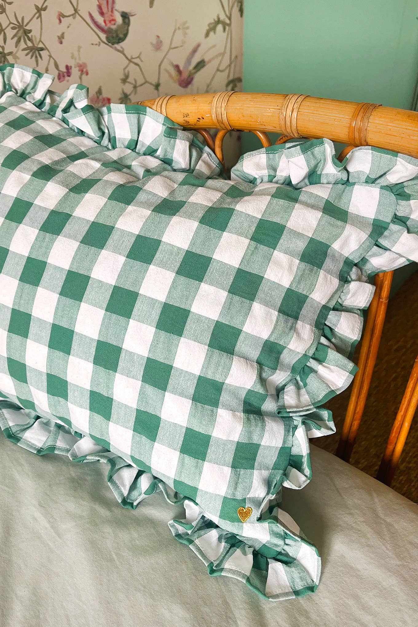 Coussin rectangulaire en tissu vichy avec volant et broderie: Macaron