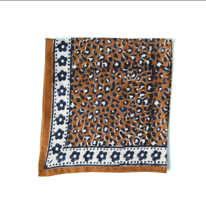 Foulard léopard- Mon grand indispensable Léo brown