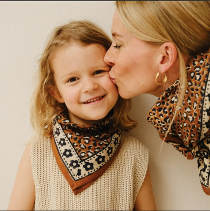 Foulard léopard- Mon grand indispensable Léo brown