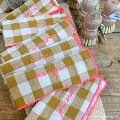 Serviettes de table à carreaux vichy et broderies: Mama