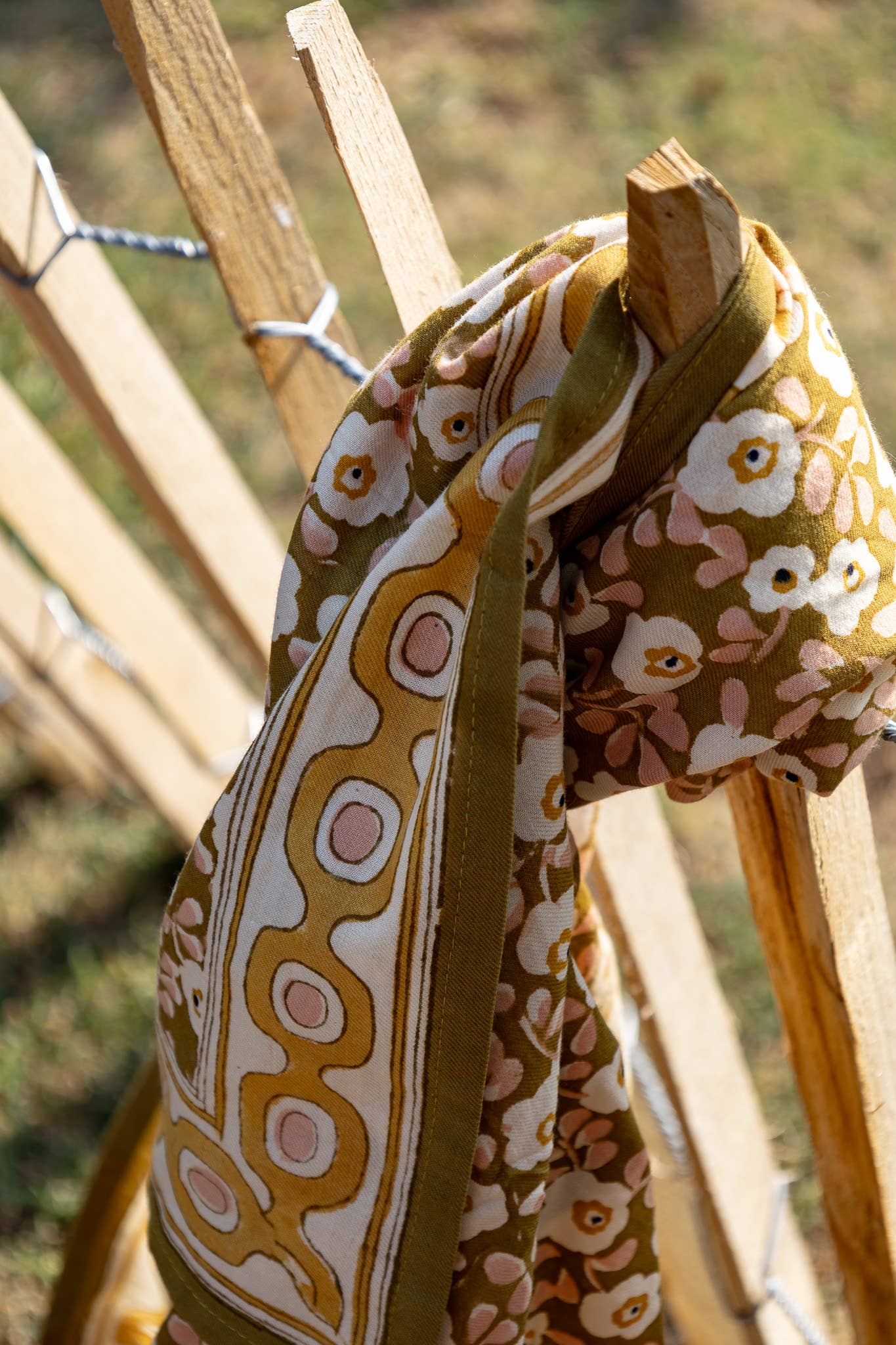 Foulard flower seventies - Mon grand indispensable kaki