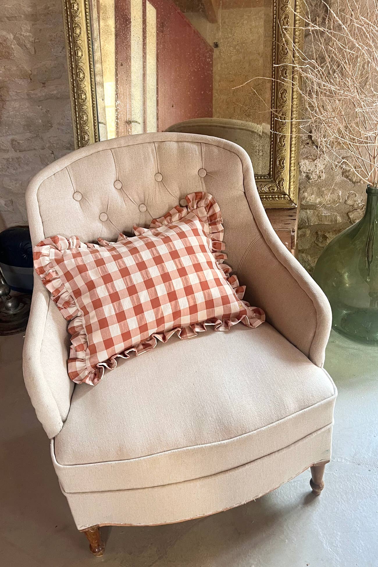 Coussin rectangulaire en tissu vichy avec volant et broderie: Macaron