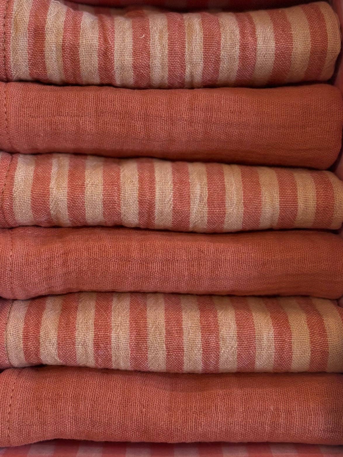 Coffret de 6 serviettes de table en double gaze de coton modèle Petite Rose poudré fabriquées en France