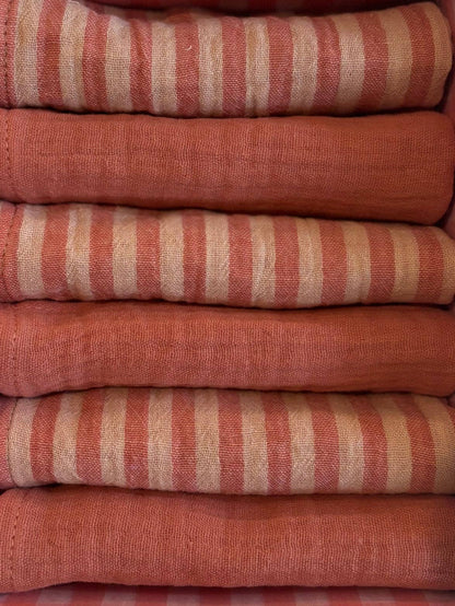 Coffret de 6 serviettes de table en double gaze de coton modèle Petite Rose poudré fabriquées en France