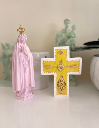 CROIX DECORATIVE: Jaune