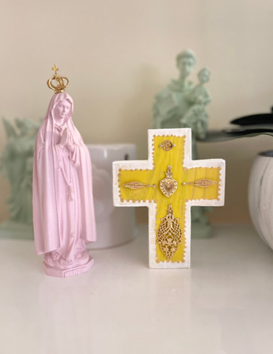 CROIX DECORATIVE: Jaune