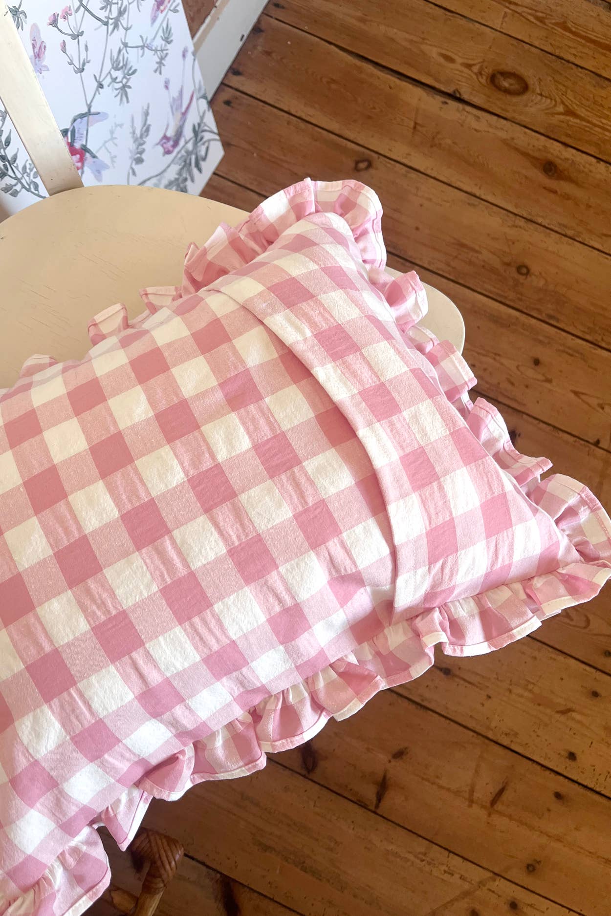 Coussin rectangulaire en tissu vichy avec volant et broderie: Argile
