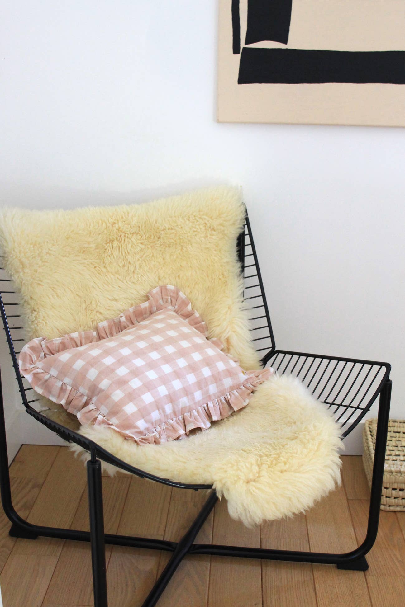 Coussin rectangulaire en tissu vichy avec volant et broderie: Argile
