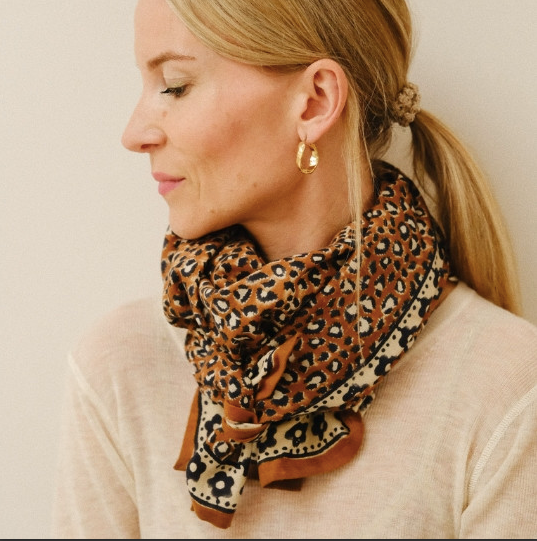 Foulard léopard- Mon grand indispensable Léo brown