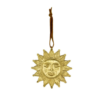 Soleil visage en laiton recyclé à suspendre, lien en sari