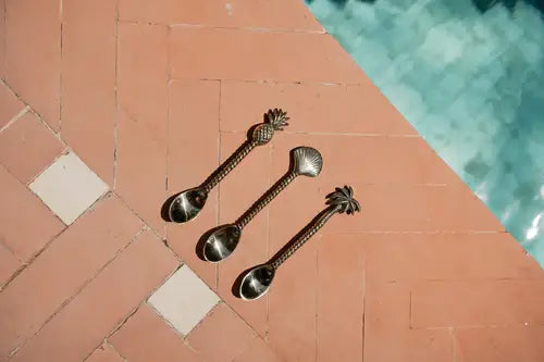 Cuillère à café dorée en métal avec design coquillage - Hippie Monkey