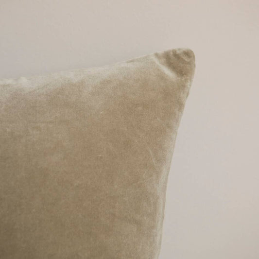 Coussin en velours uni vert sauge 50x50