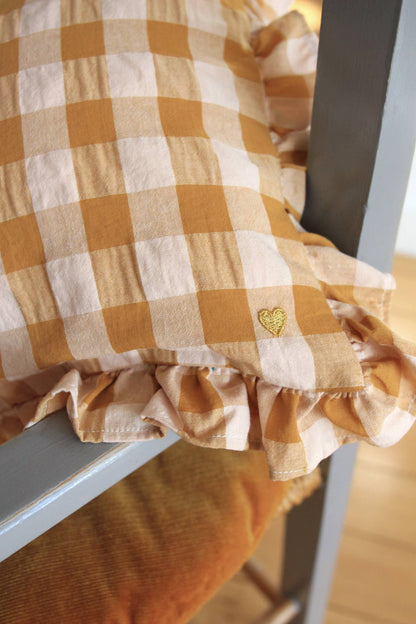 Coussin rectangulaire en tissu vichy avec volant et broderie: Argile
