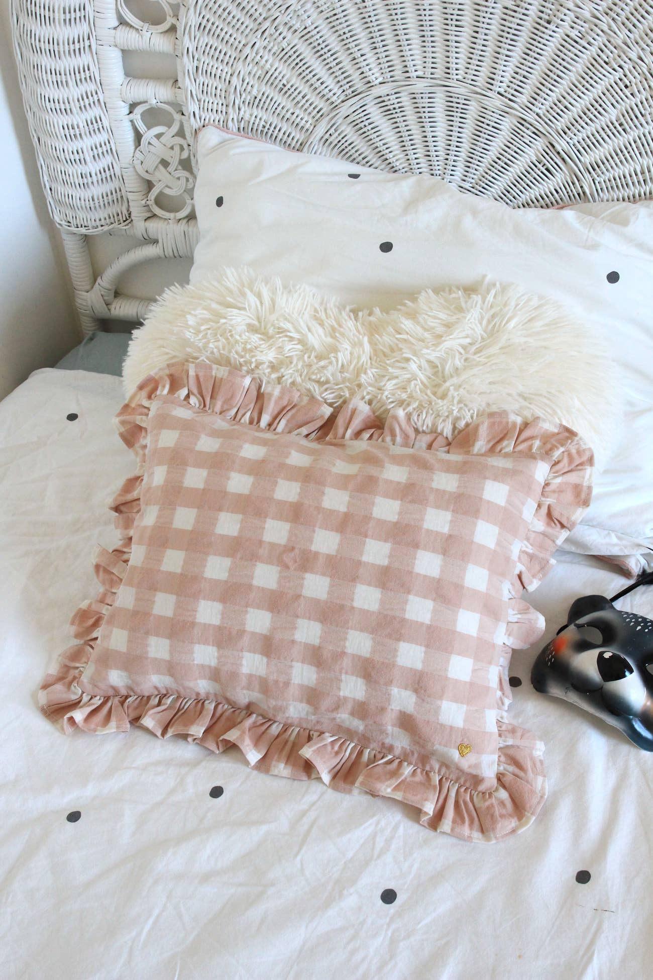 Coussin rectangulaire en tissu vichy avec volant et broderie: Argile