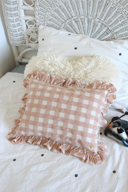 Coussin rectangulaire en tissu vichy avec volant et broderie: Argile