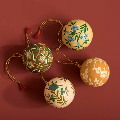 Ensemble de 4 boules de Noël en papier mâché peintes à la main vertes et crème