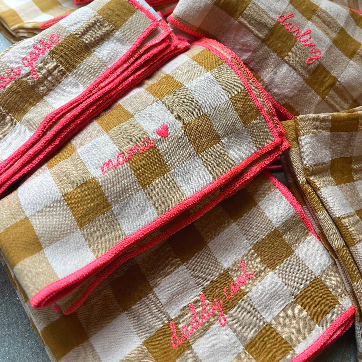 Serviettes de table à carreaux vichy et broderies: Mama