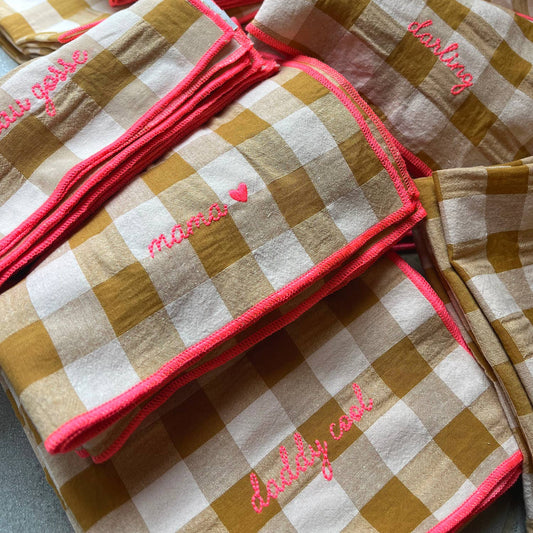 Serviettes de table à carreaux vichy et broderies: Mama