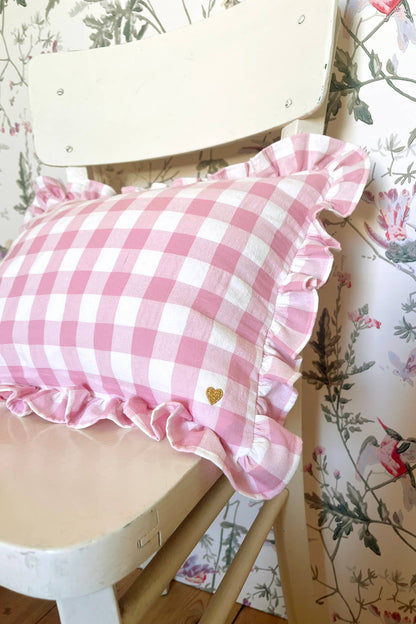 Coussin rectangulaire en tissu vichy avec volant et broderie: Argile