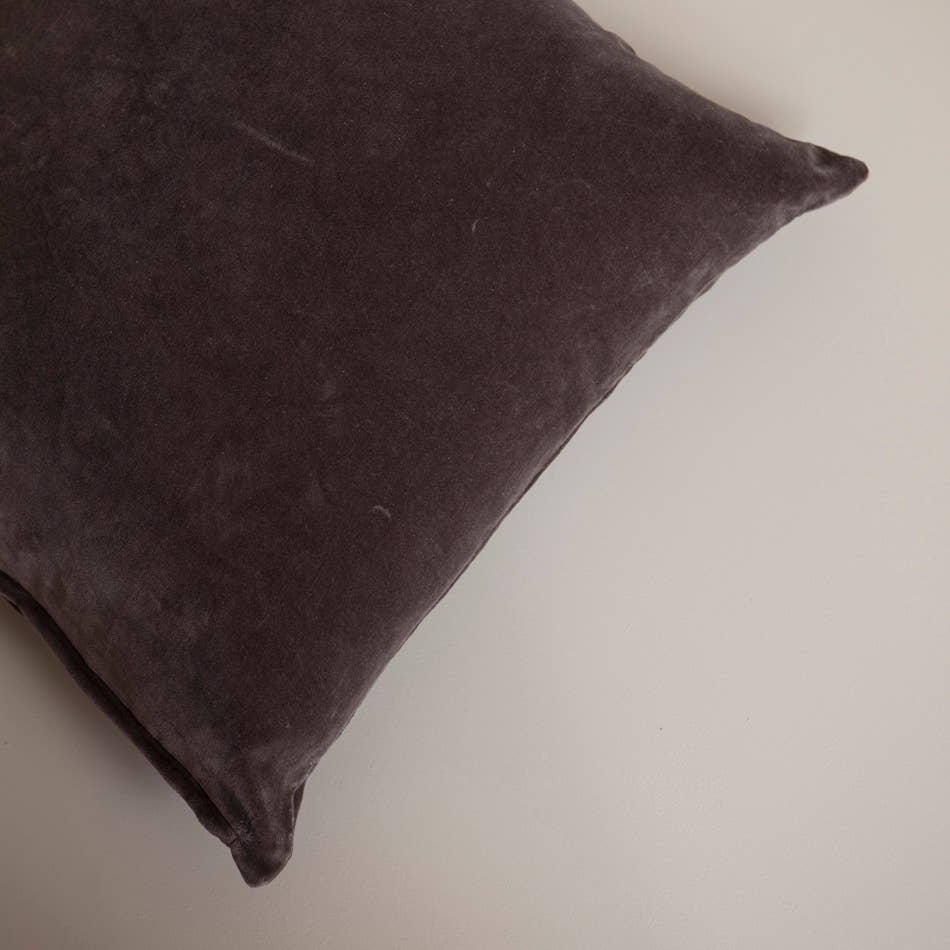 Coussin en velours uni taupe 50x50